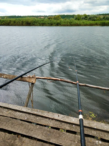 Lugnt Fiskevatten Vid Utsikt Över Floden Från Stranden — Stockfoto