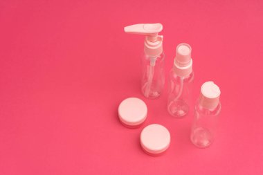 Seyahatte şampuan, krem ve kozmetik ürünleri taşımak için plastik kaplar..