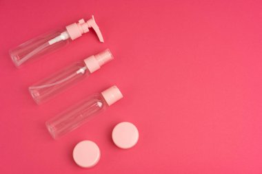 Seyahatte şampuan, krem ve kozmetik ürünleri taşımak için plastik kaplar..