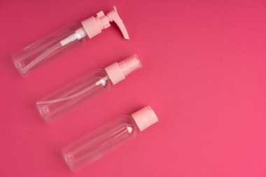 Seyahatte şampuan, krem ve kozmetik ürünleri taşımak için plastik kaplar..