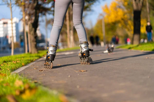 Actieve Vrije Tijd Een Sportief Meisje Rolschaatst Een Herfstpark — Stockfoto
