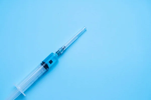 Spuit Met Een Coronavirusvaccin Een Chip Het Vaccin Samenzweringstheorie Chipping — Stockfoto