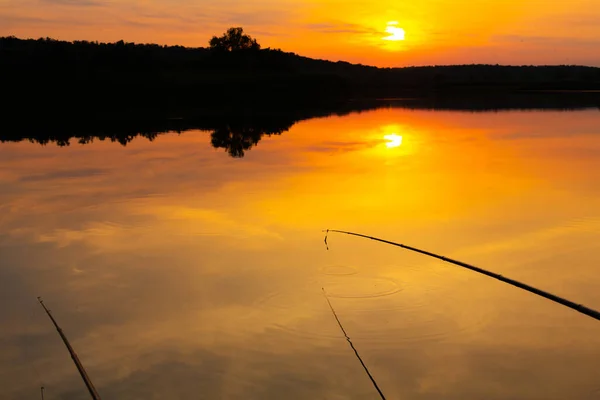 Paisaje Natural Puesta Sol Sobre Agua Reflejo Del Sol Nubes —  Fotos de Stock