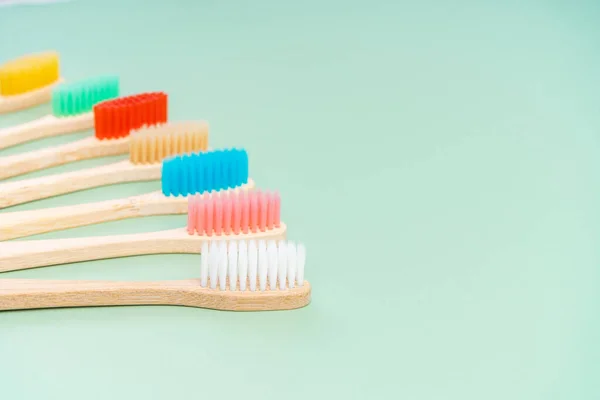 Ein Satz Umweltfreundliche Antibakterielle Zahnbürsten Aus Bambusholz Auf Hellgrünem Hintergrund — Stockfoto