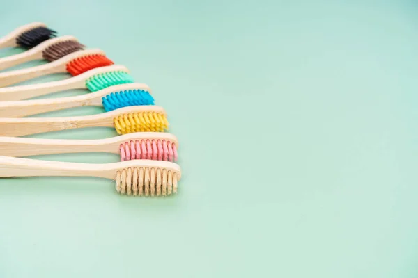 Conjunto Cepillos Dientes Antibacterianos Ecológicos Hechos Madera Bambú Sobre Fondo — Foto de Stock