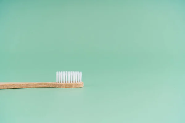 Escova Dentes Antibacteriana Madeira Bambu Ambientalmente Amigável Fundo Verde Claro — Fotografia de Stock