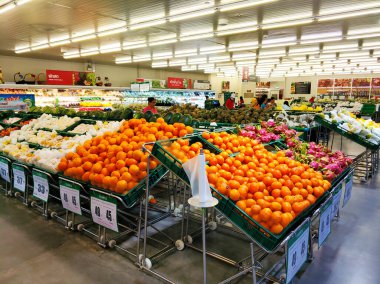Süpermarketin market bölümünde meyve tezgahları var. samui , tailand - 02.24.2020