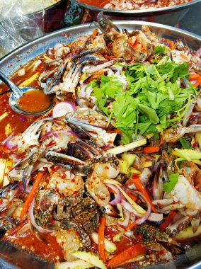 Asya 'da sokak yiyecekleri pazarı. Yiyecek tezgahları.