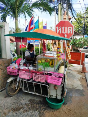 Mobil sayaç ve scooter. Asya 'da sokak ticareti. samui , tailand - 02.24.2020