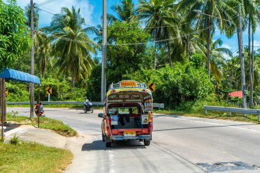 İnsanları arka tarafa taşıyan bir kamyon. Tayland 'ın köylerinde toplu taşıma. samui , tailand - 02.24.2020