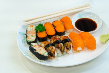 Alışveriş merkezindeki yemek katında bir tabak taze suşi..