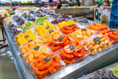 Süpermarketin market bölümünde meyve tezgahları var. samui , tailand - 02.24.2020