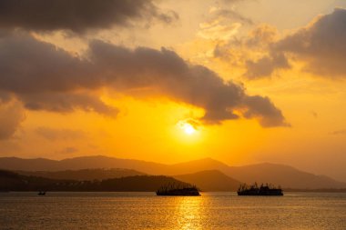 Körfezin üzerinde gün batımında balıkçı tekneleriyle.