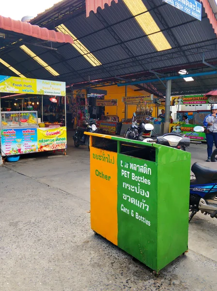 Caixotes Lixo Multicoloridos Para Classificar Lixo Uma Rua Tailandesa Samui — Fotografia de Stock