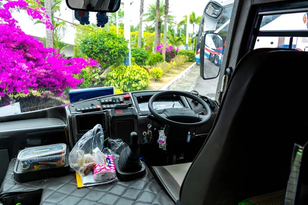 从泰国旅游巴士的驾驶舱观看 Samui Tailand 2020 — 图库照片