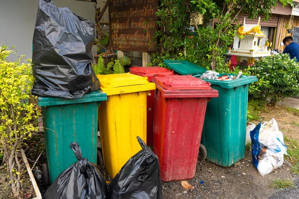 多种颜色的垃圾桶 用于在泰国街道上对垃圾进行分类 Samui Tailand 2020 — 图库照片