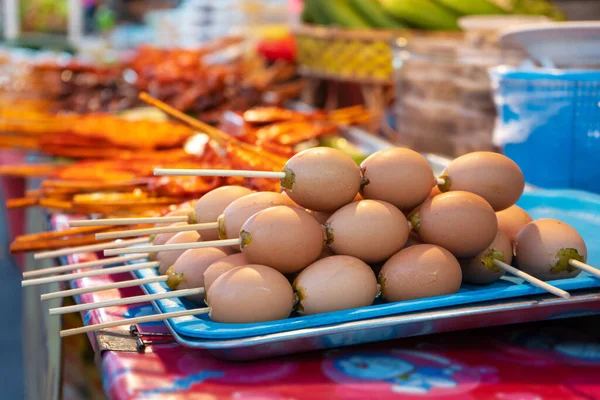 Aziatische Voedselmarkt Teller Met Gebakken Kippeneieren Een Stokje — Stockfoto