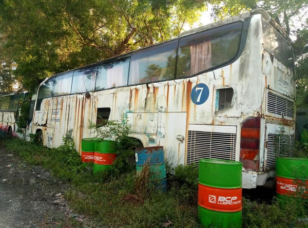 被遗弃的旧旅游巴士 运输垃圾 汽车敲诈勒索 Samui Tailand 2020 — 图库照片