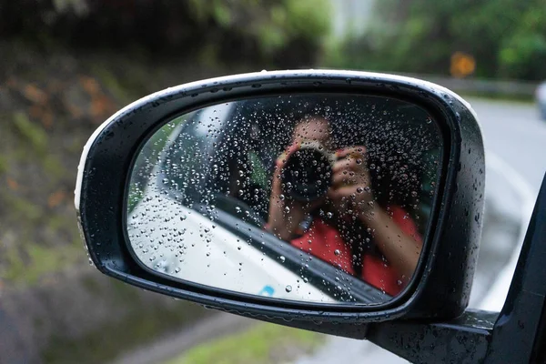 Lány Fotós Szelfit Készít Kocsi Oldalsó Tükrében Élvezd Utat — Stock Fotó