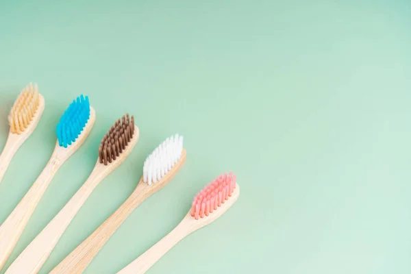 Conjunto Escovas Dentes Antibacterianas Ecológicas Feitas Madeira Bambu Fundo Verde — Fotografia de Stock