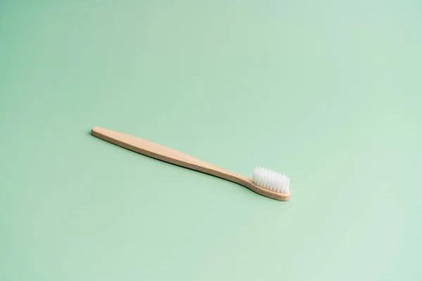 Escova Dentes Antibacteriana Madeira Bambu Ambientalmente Amigável Fundo Verde Claro — Fotografia de Stock