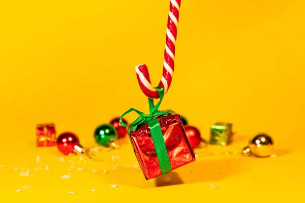 Candy Cana Pirulito Segurando Uma Caixa Presente Com Presente Natal — Fotografia de Stock