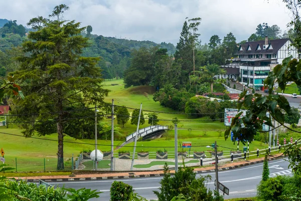 Dağların arasındaki orman golf sahası. Temiz havası olan tenha bir yerde golf sopası. Cameron Highlands, Malezya - 06.17.2020