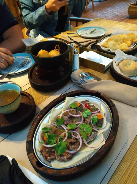 Lunch Kawiarni Widok Stół Jedzeniem Piciem Kuchnia Uzbecka — Zdjęcie stockowe