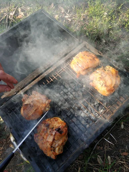 Barbecue Fumé Sur Barbecue Extérieur Goût Viandé Printemps — Photo