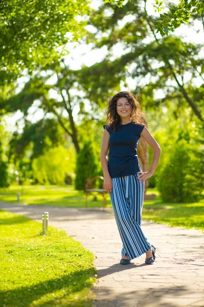 Retrato Joven Hermosa Morena Disfrutar Brillante Día Verano Parque Verde —  Fotos de Stock