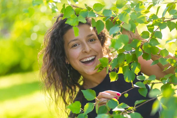 Porträtt Ung Vacker Brunett Njuta Promenader Grön Sommarpark — Stockfoto