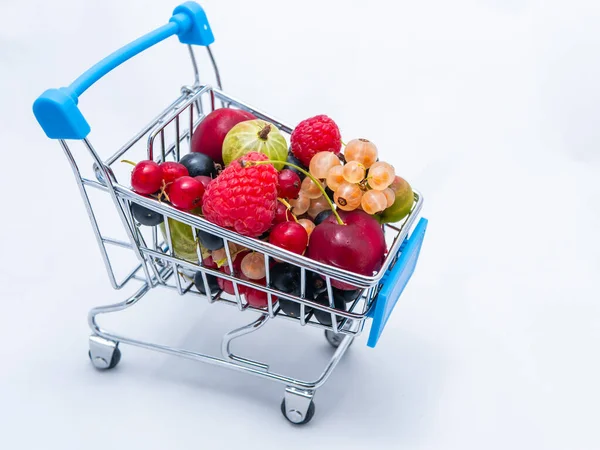 Mini Carrinho Supermercado Cheio Bagas Vitaminas Frescas Isoladas Fundo Branco — Fotografia de Stock