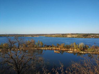 Doğa manzarası. Gözlerden uzak bir yerde bir gölet..