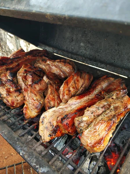 外面烤架上的烟熏烤肉 春天的肉质味道 — 图库照片