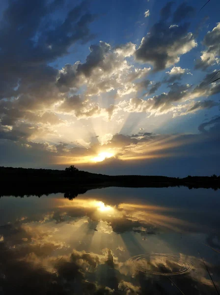 Naturalny Krajobraz Zachód Słońca Nad Wodą Odbicie Słońca Chmury Wodzie — Zdjęcie stockowe