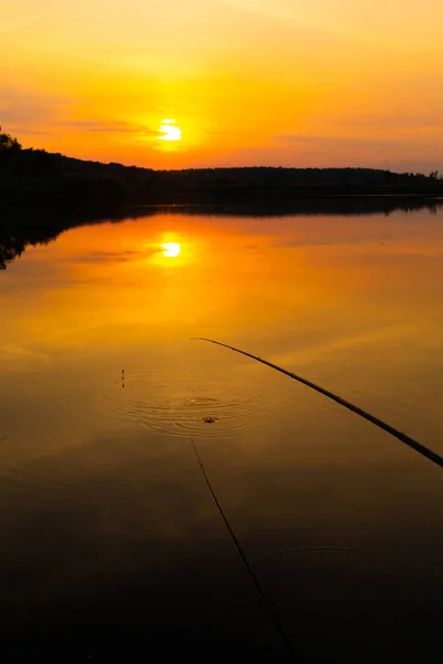 Naturlandschaft Sonnenuntergang Über Dem Wasser Reflexion Der Sonne Und Wolken — Stockfoto