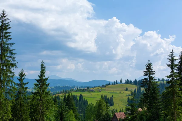 Hermoso Paisaje Verano Del Pueblo Entre Las Montañas Karpaty —  Fotos de Stock