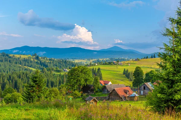 Hermoso Paisaje Verano Del Pueblo Entre Las Montañas Karpaty —  Fotos de Stock