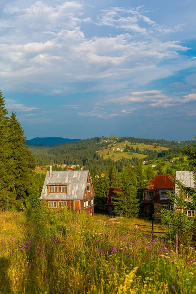 Hermoso Paisaje Verano Del Pueblo Entre Las Montañas Karpaty — Foto de Stock