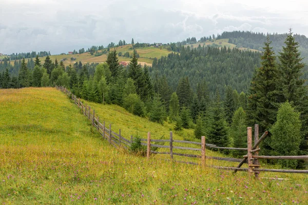 Wzgórza Górskie Czysta Natura Krajobraz Wiejski Ogrodzenie Drewnianych Kłód — Zdjęcie stockowe