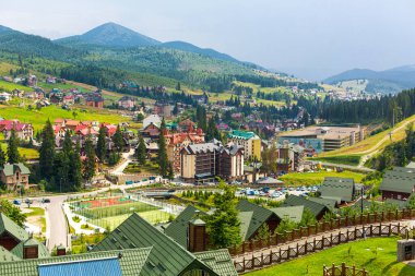Yaz günü Karpatlar 'daki Bukovel kayak merkezi. Karpatlar, Ukrayna - 07.27.2016