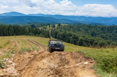 Jeeping Dağ Arabası Seyahat. İskoçya manzarası. Karpatlar, Ukrayna - 07.27.2016