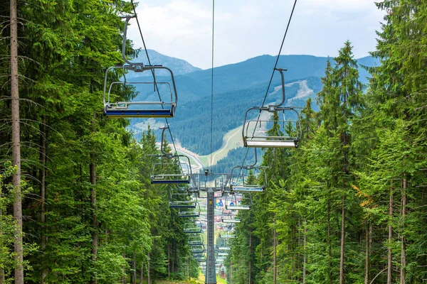 Dağlardaki kayak asansörünün yaz günü manzarası.