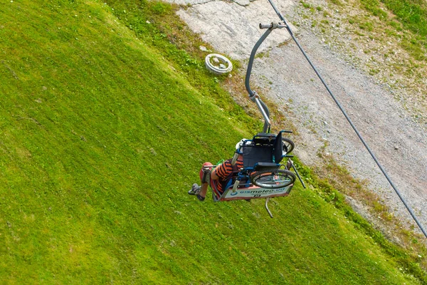 Top View Invalide Toerist Rit Skilift Met Rolstoel Achter Zijn — Stockfoto