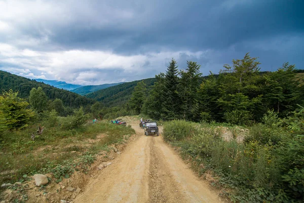 Jeeping Dağ Arabası Seyahat Skoçya Manzarası Karpatlar Ukrayna 2016 — Stok fotoğraf