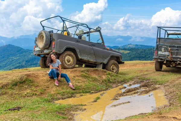 Jeep Samochód Górski Podróży Piękna Dziewczyna Odpoczywa Obok Brudnego Jeepa — Zdjęcie stockowe