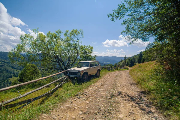 Stary Rosyjski Jeep Zaparkowany Obok Drewnianego Płotu Brudnej Drodze Letni — Zdjęcie stockowe