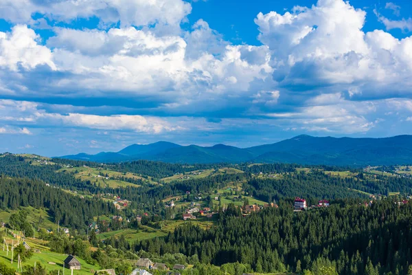 Hermoso Paisaje Verano Del Pueblo Entre Las Montañas Karpaty —  Fotos de Stock