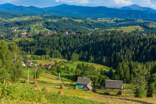 Hermoso Paisaje Verano Del Pueblo Entre Las Montañas Karpaty — Foto de Stock