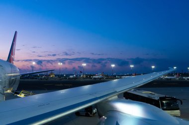 İstanbul Uluslararası Havaalanı 'na inen uçağın gece görüntüsü. Türkiye, İstanbul - 21.07.2020